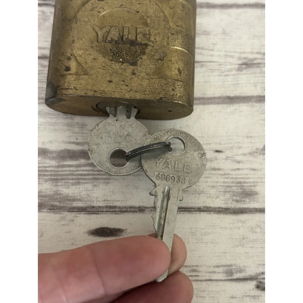YALE Padlock With Original 2 Keys Works Great Vintage Brass Lock USA 3